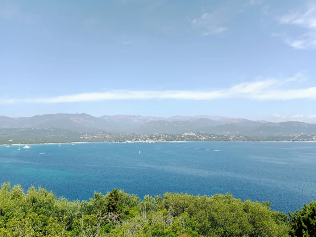 Golfe de Pinarellu et tour génoise