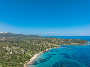 Vue aérienne de la côte de Pinarello, baie turquoise et maquis