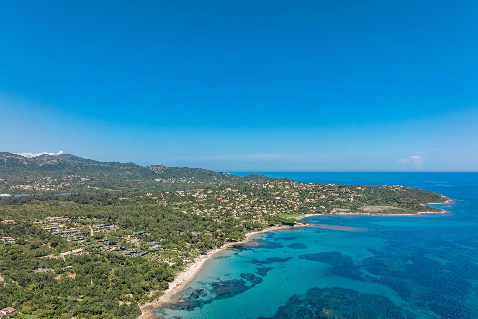 Vue aérienne de la côte de Pinarello, baie turquoise et maquis