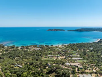 Vue aérienne de la baie de Pinarello et des îlots au large