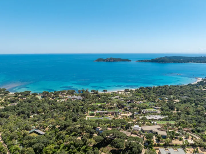 Vue aérienne de la baie de Pinarello et des îlots au large