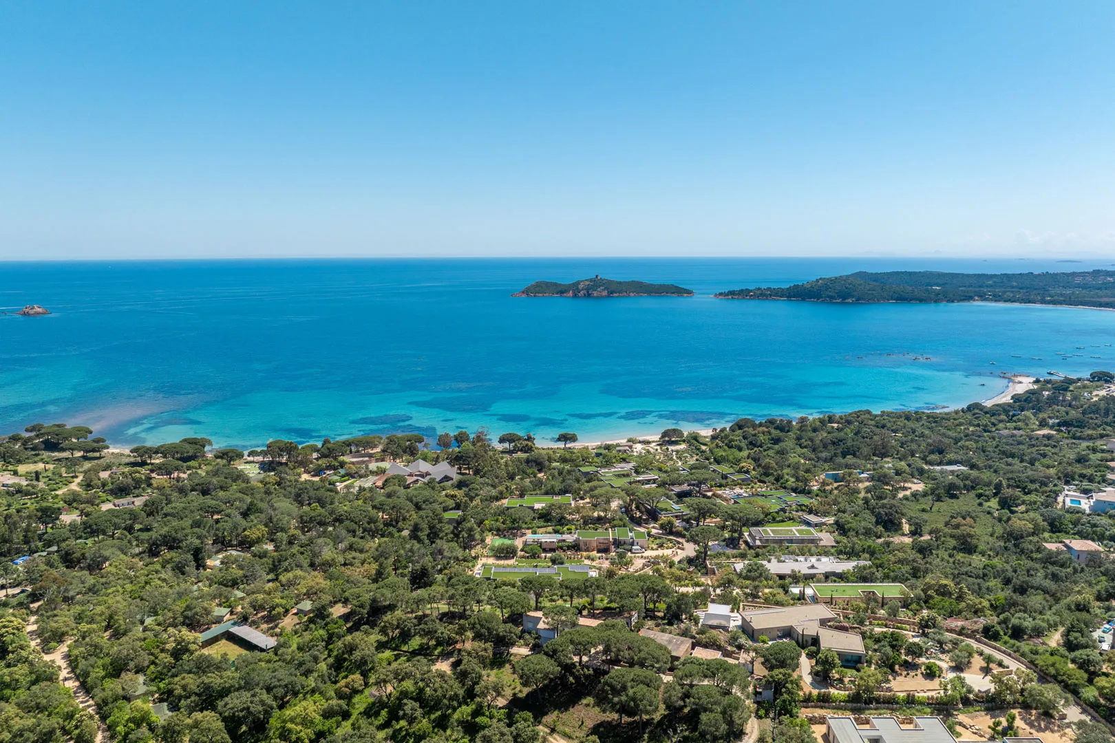 Vue aérienne de la baie de Pinarello et des îlots au large