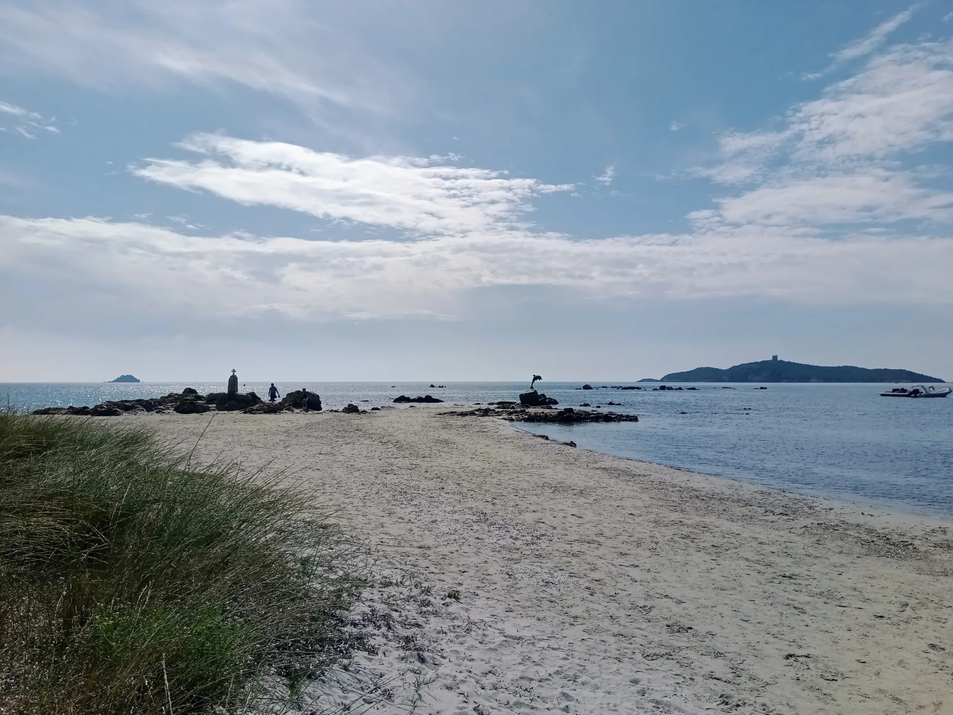 Plage de sable de Pinarellu, île et tour à l'horizon
